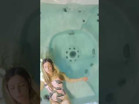 Videó: Hogyan lazítson forró fürdővel: 11 lépés (képekkel)