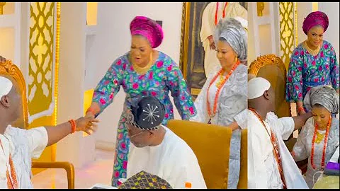 Beautiful Moment Ooni Of Ife's 1st Wife Hands Over The 6th Wife To The Ooni At Their Wedding