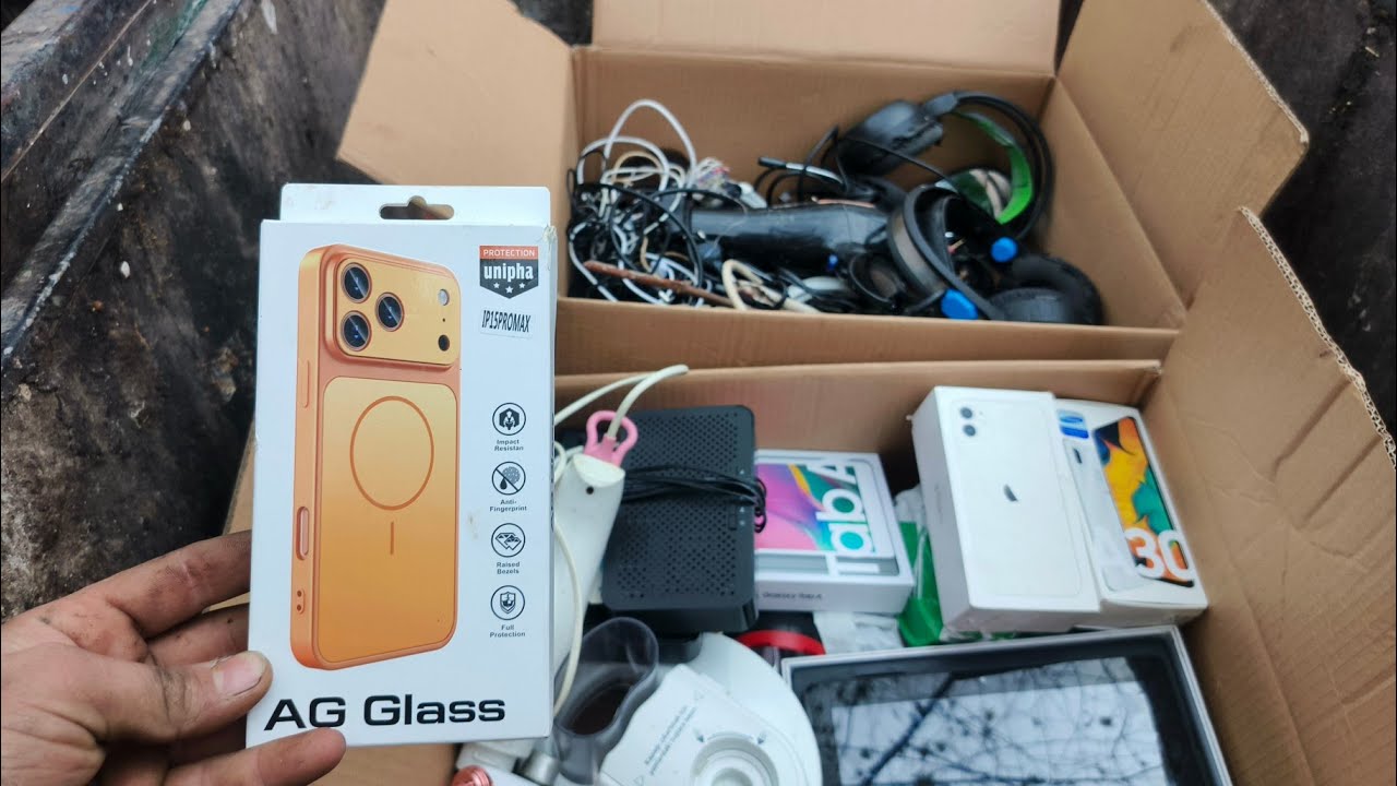 (In the Trash) I Found Phones People Threw Away in Europe 😳📱