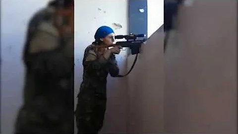 庫德族女兵差點被IS狙擊手給爆頭，下秒還有說有笑 - 天天要聞