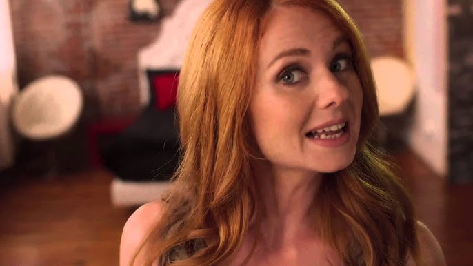 Yalangoch xizmatkorlar yechinmoqda Katta kokraklari bolgan joja va bunday salqin eshak qora xorozni xohlaydi