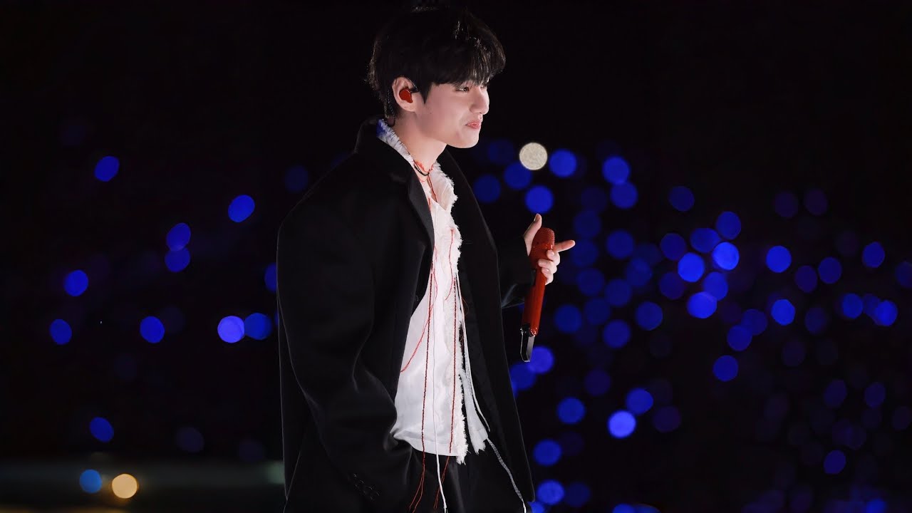 Полное видео, где Тэхён поёт «Love Me Again» — толпа взорвалась!