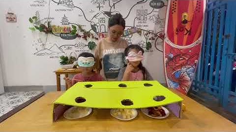 Tiếng Anh Giao Tiếp Phan Thiết: Tracy and Sophia practice talking about Fruits( Taste and guess)