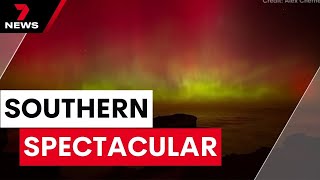 Melbourne stargazers lap up a kaleidoscope of colour in the night sky | 7 News Australia