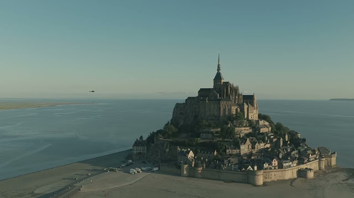 Arrivée du cheval Zeus au Mont Saint Michel