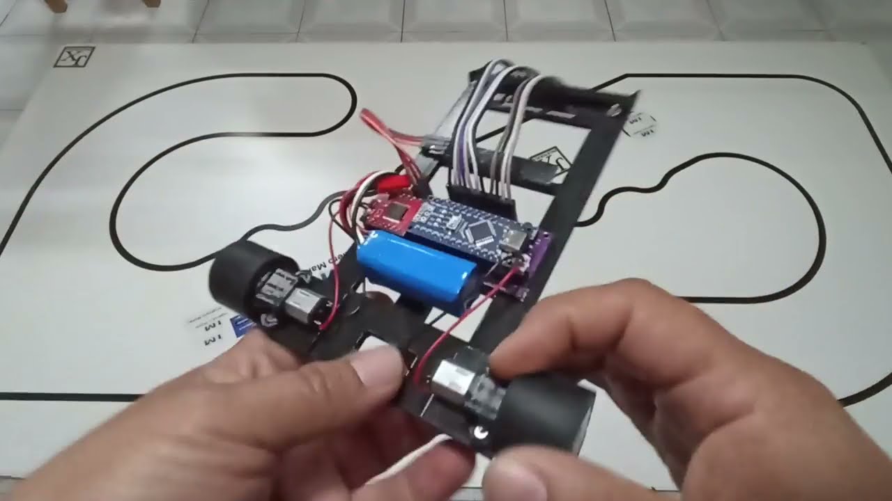 Prueba funcional de seguidor de línea en chasis de PLA y barra de 6 sensores.