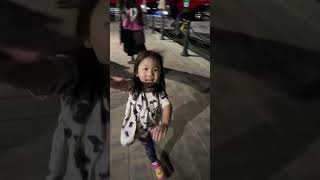 [Have Fun]_Baby Chloe wanna iPhone to take a night view picture😂.