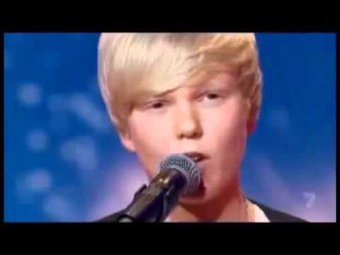 Garoto de 14 anos resolve cantar Whitney Houston em show de talentos e...