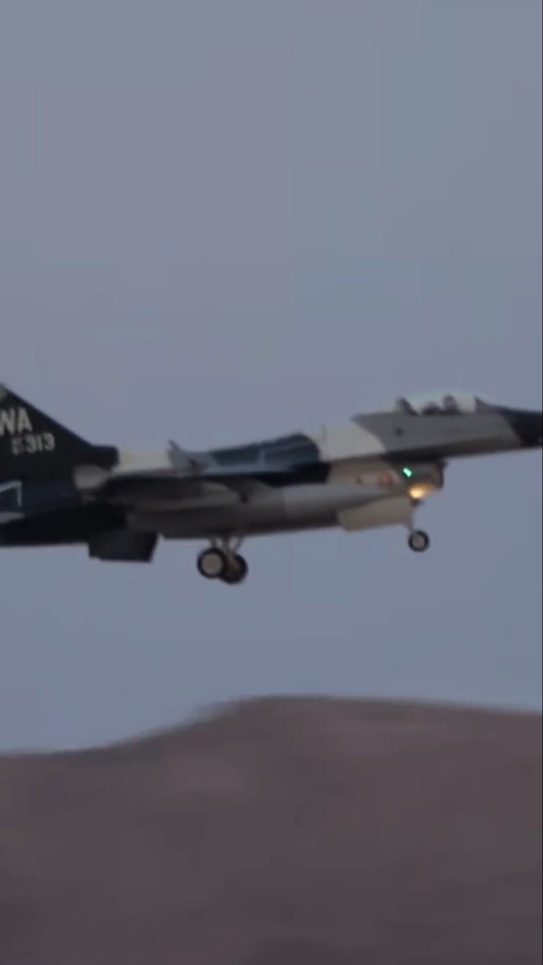 アメリカ空軍のアグルッサー ネリス空軍基地の夜空に飛ぶF-16 - YouTube