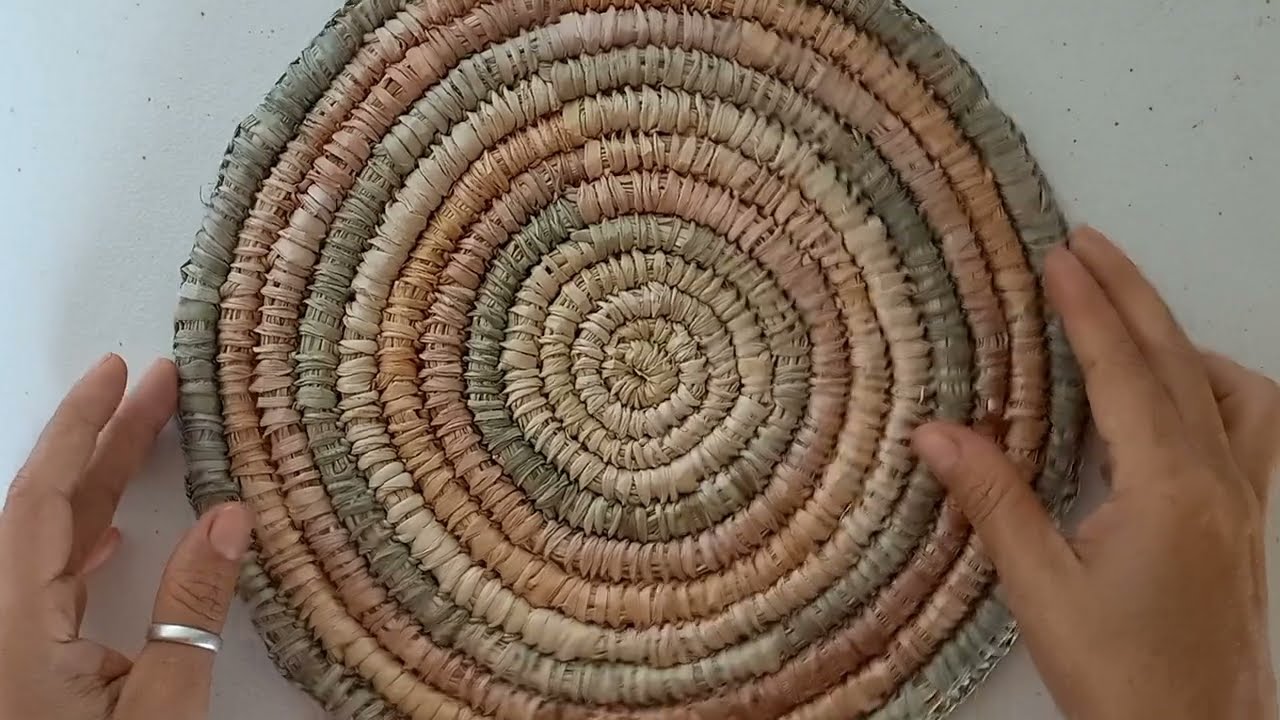 Enfeite de parede feito com fibra de bananeira.