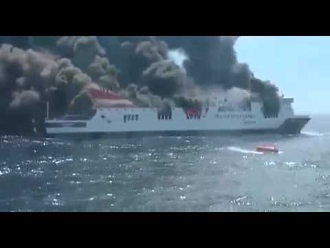 Barco Trasmediterránea Acciona en llamas