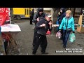 В Днепропетровске на площади Островского торговцы издеваются над бомжами