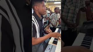 Tazama Utoto mtakatifu wakiimba wimbo wa shukran wakati wa Pasaka ( UTUKUZWE ) by Traditional