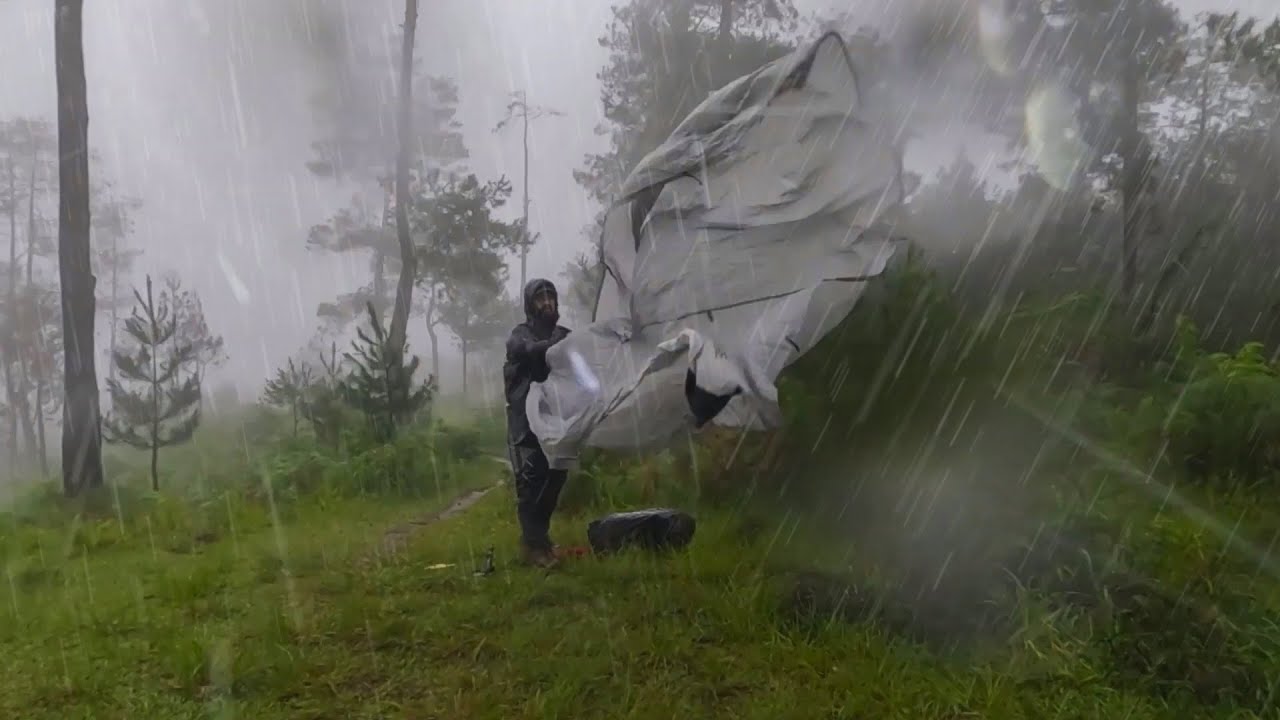ПОПАЛА ПОД ДОЖДЬ! ОДИНОЧНЫЙ КЕМПИНГ ПОД СИЛЬНЫМ ДОЖДЕМ И ГРОМОМ - РАССЛАБЛЯЮЩИЙ КЕМПИНГ