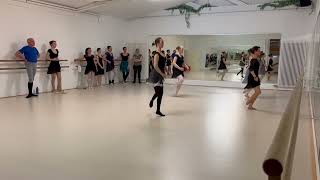 Klassisch III Erwachsene mittlerer Sprung Center Ballettschule Götze FFB