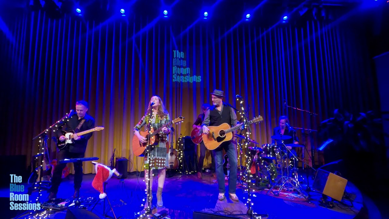 Hidden Agenda Deluxe featuring  Suzanne Jarvie - In The Clear