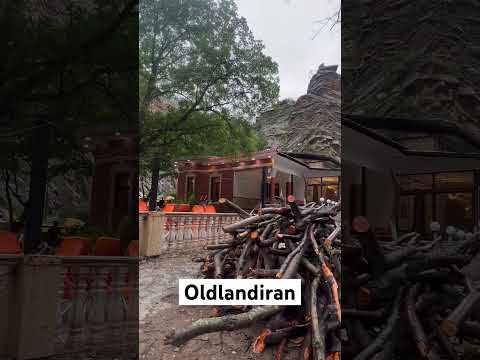 رضا شاه به همراه محمدرضا و فوزیه در رستوران همسفر جاده چالوس