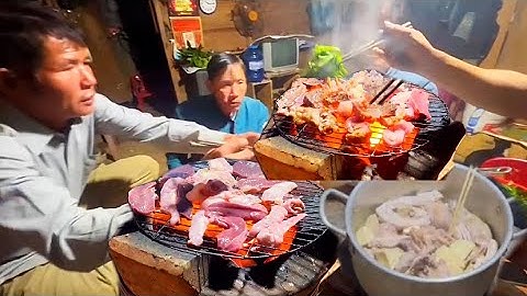 Bữa cơm tối trong rừng kết thúc một ngày công việc đã trôi qua 