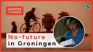 Er gaat niets boven Groningen! | ANDERE TIJDEN
In de jaren tachtig kampt de provincie Groningen met hoge werkeloosheid. De puzzelfabriek verdwijnt en het NAVO-depot sluit de deuren. Den Haag staat voor een moeilijke kwestie: hoe krijgen we Groningen weer vooruit? Het COA lijkt de broodnodige banen te leveren, maar brengt nieuwe problemen met zich mee.
Op dit kanaal publiceren we nieuwe content en bewerkingen voor als je niet zoveel tijd hebt om te kijken. Je kunt de volledige serie, die in 2024 werd uitgezonden op tv, terugkijken op https://anderetijden.nl/dossier/76/De-Aarde-Beeft
Andere Tijden, het geschiedenisprogramma over (bijna) vergeten gebeurtenissen uit de recente geschiedenis. Andere Tijden wordt gemaakt door de NTR voor NPO2. Check anderetijden.nl voor de hele afleveringen.
Meer van Andere Tijden? Volg ons op:
Onze website: https://www.anderetijden.nl/
NPO Start: https://www.npostart.nl/andere-tijden/VPWON_1247337
Instagram: https://www.instagram.com/anderetijden/
Facebook: https://www.facebook.com/AndereTijden/
TikTok: https://www.tiktok.com/@anderetijdenntr
Schrijf je in voor onze wekelijkse nieuwsbrief: https://ntr.dmd.omroep.nl/x/plugin/?pName=subscribe&MIDRID=S7a1BAAA54&pLang=nl&Z=1466663895 Er gaat niets boven Groningen! | ANDERE TIJDEN