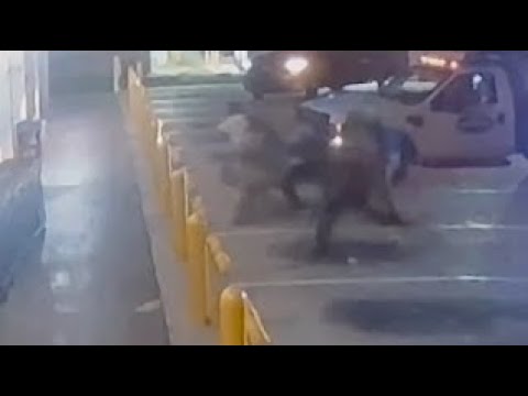 حصلت قناة 13 على مقطع فيديو حصري لحادث توقف حركة المرور الفوضوي في ممفيس والذي أدى إلى إصابة ا