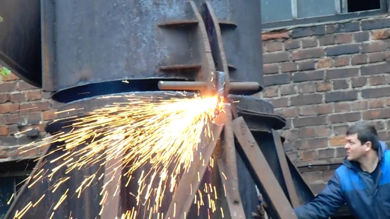 Демонтаж металлической трубы с помощью автокрана. - YouTube
