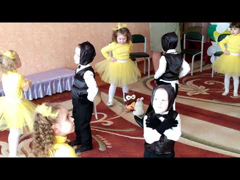 Танок друзів з іграшками