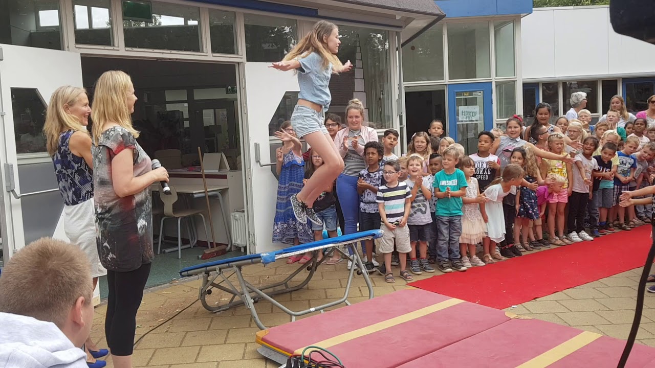 Groep 8 springt uit de school - bij de deur
