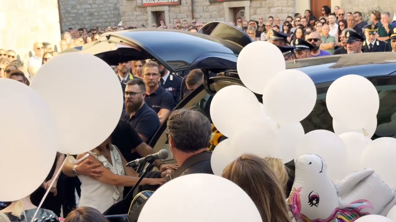 Tempio, funerali Gaia Costa, Soleandro canta Savitri all'uscita del feretro