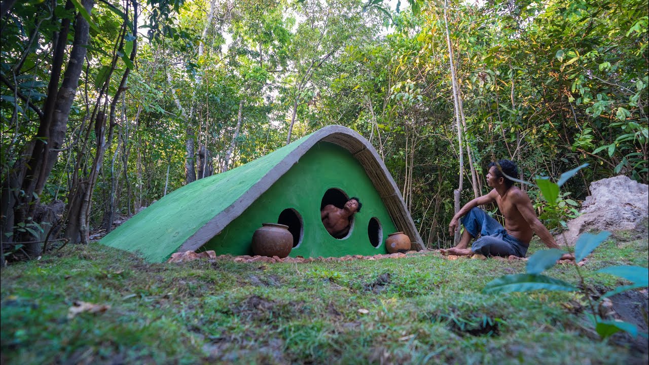 Build a Complete Warm Survival Shelter with a Beautiful Primitive Decoration, Men Survival Bushcraft