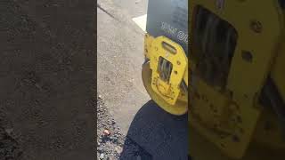 Compacting asphalt millings with roller