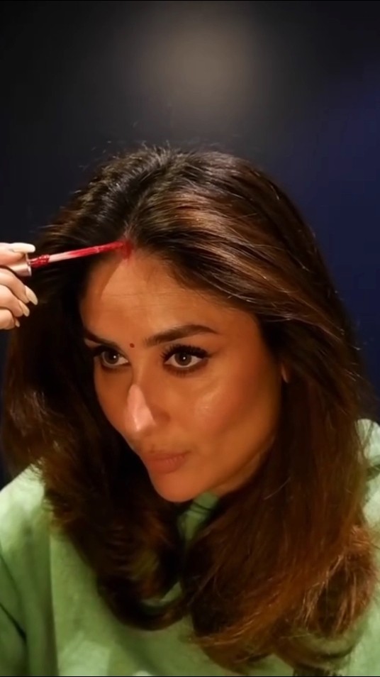 #kareenakapoorkhan wearing the best ornament of a married woman ? #filmykalakar ?- Mitesh Rajani