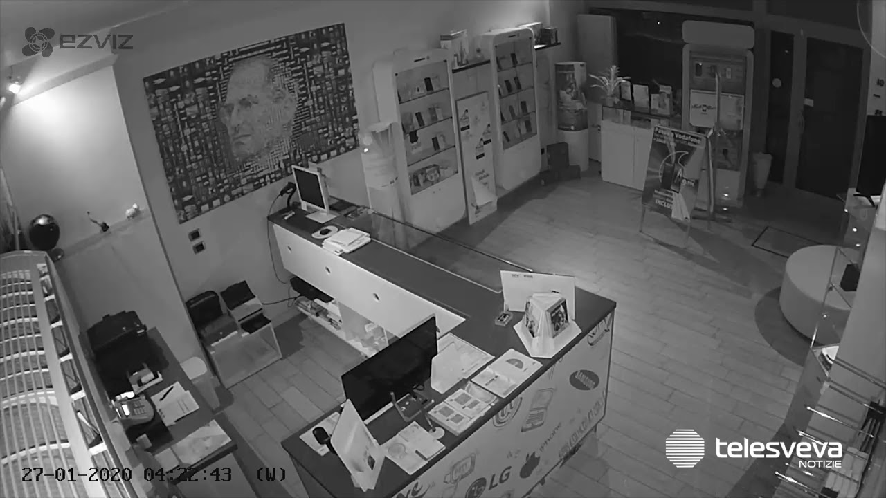 BARLETTA | Malviventi in azione in un negozio di telefoni: le immagini della rapina