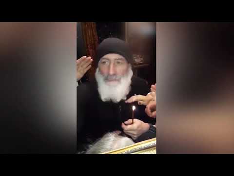 ბერი ნიკოლოზი მრევლს 100  ლარიანებს ურიგებს