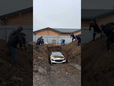 تحدي العام الجديد العيش داخل سيارة مدفونة 