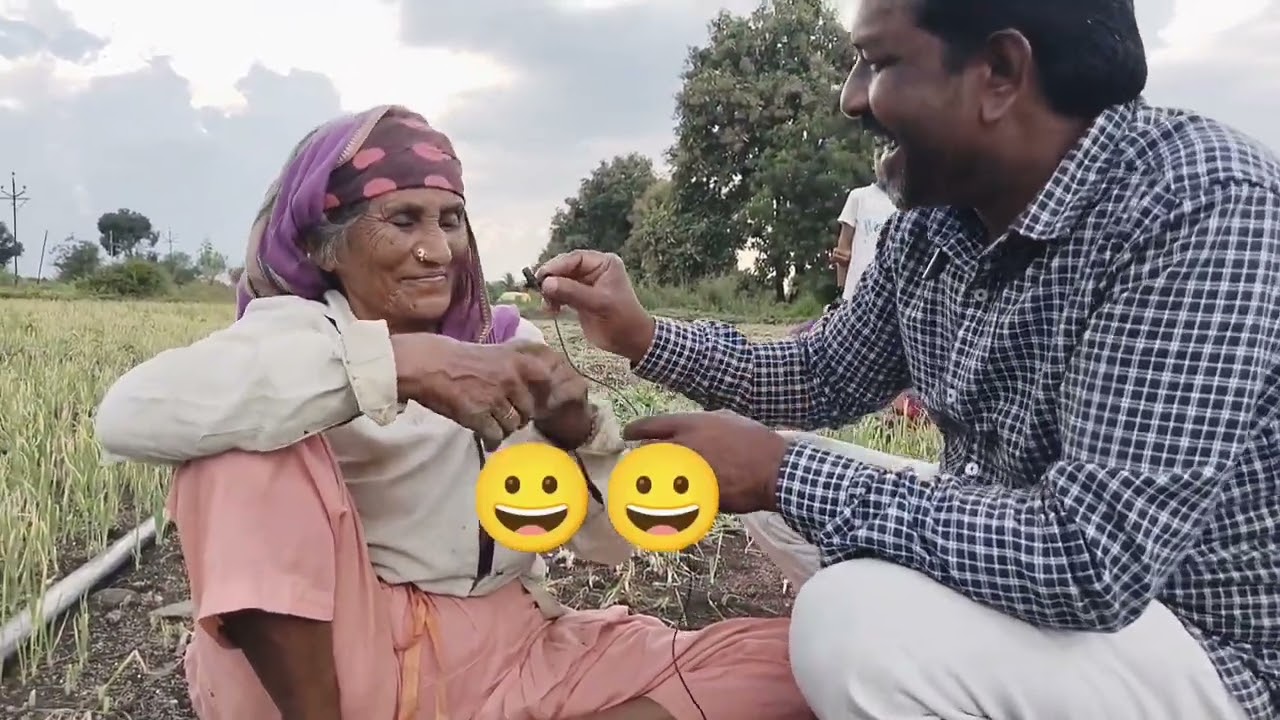 विलासराव देशमुख साहेबांचे शेजारी शेतात खुरपाय काय बोलतात ऐका