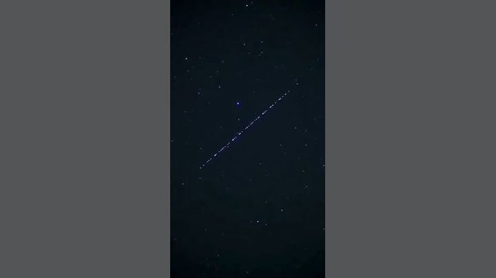 UM GRUPO DE SATÉLITES STARLINK AVISTADO MOVENDO-SE ATRAVÉS DO CEU