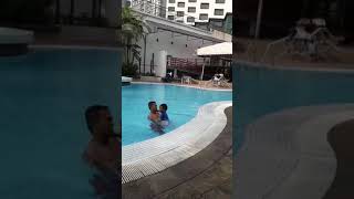 Faik Dan Papi Renang Di Hotel Di Kuala Lumpur