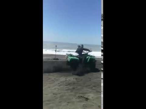 J-Ax si ribalta con il quad sulla spiaggia di Ostia Lido - Incidente