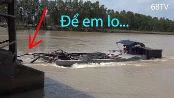 Sà lan chở khẩm vượt cống dưới dòng nước xoáy