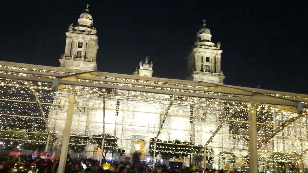 Zócalo de la Ciudad de México 🇲🇽☀️😴🍎🤗💦🥶❄️😋🌻😷🌽😎🐾🤠🐝🇲🇽