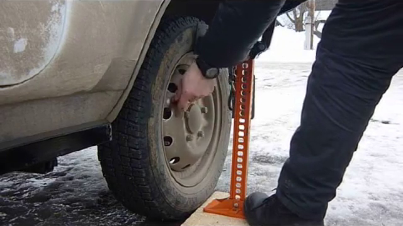 Как поднять машину реечным домкратом за колесо - фото