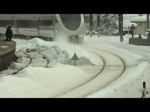 雪を巻き上げ走る　683系しらさぎ新疋田駅通過