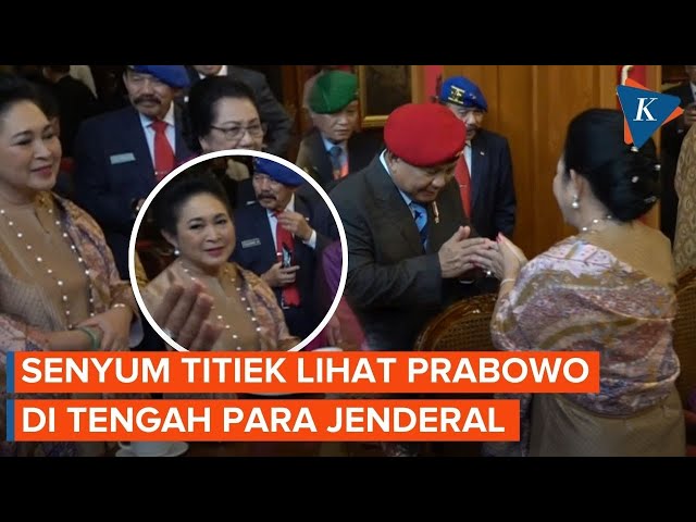 Momen Titiek Soeharto Tersenyum Lihat Prabowo di Tengah Para Jenderal class=