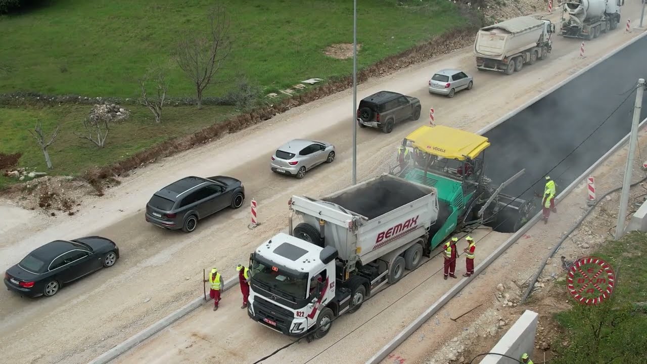 Izvođenje asfalterskih radova u sklopu radova na rekonstrukciji puta M-2 dionica Tivat – Budva (Jaz)