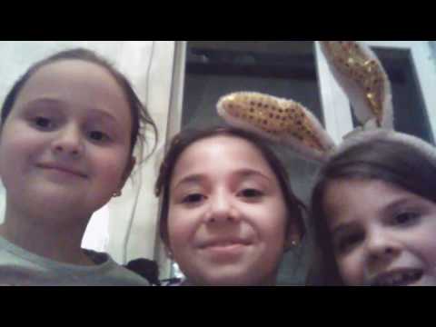 ვნახოთ   როგორ  უკრავს  ანანო პიანიბოზე