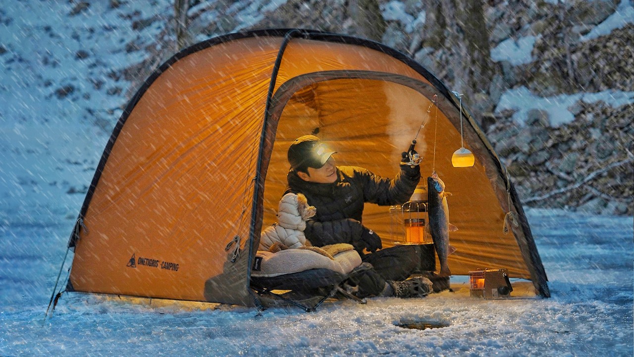 Зимний отдых в теплой палатке на снегу с моей собакой . Подледная рыбалка . Дровяная печь ASMR