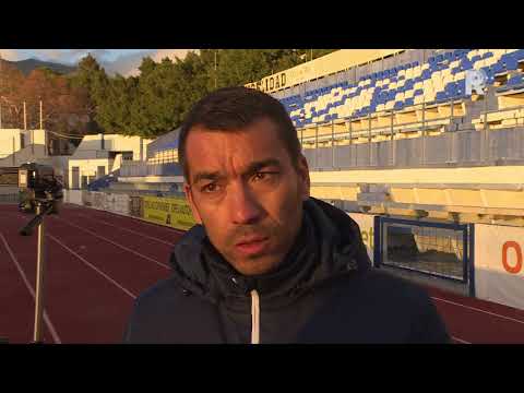 Giovanni van Bronckhorst in gesprek met Sinclair Bischop over komende tweede seizoenshelft en tra...