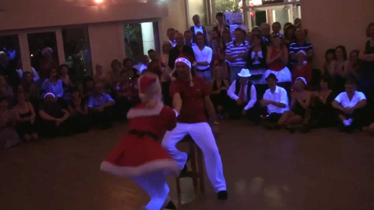 Le strip tease de la mère Noël