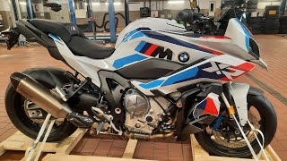 BMW M 1000 XR Unpaking