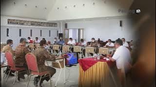 H. Khairunas (Bupati Solok Selatan) menerima penghargaan 